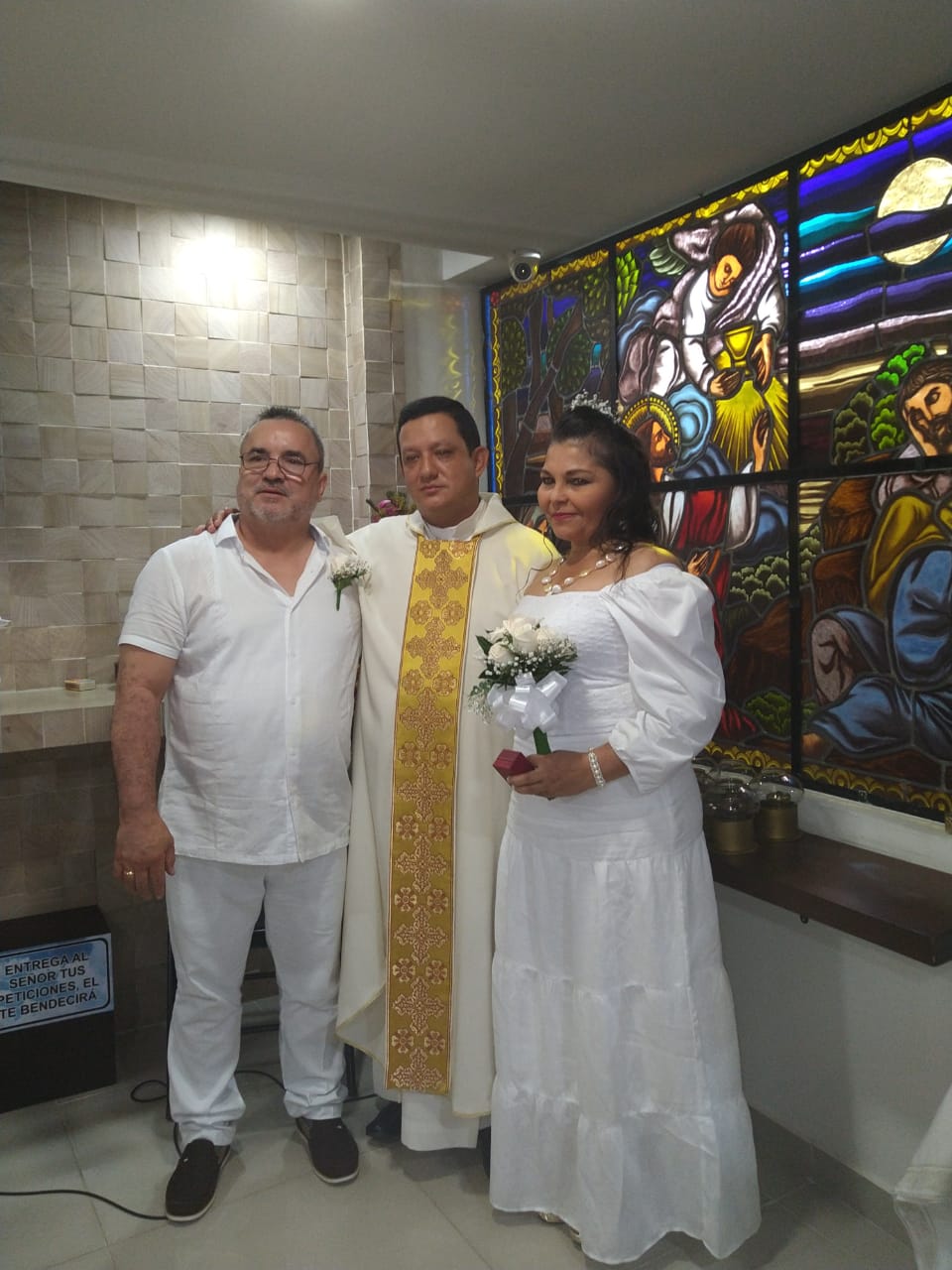 Javier Alcides González, párroco Norbey Artunduaga y Luz Mary Peña Tovar.